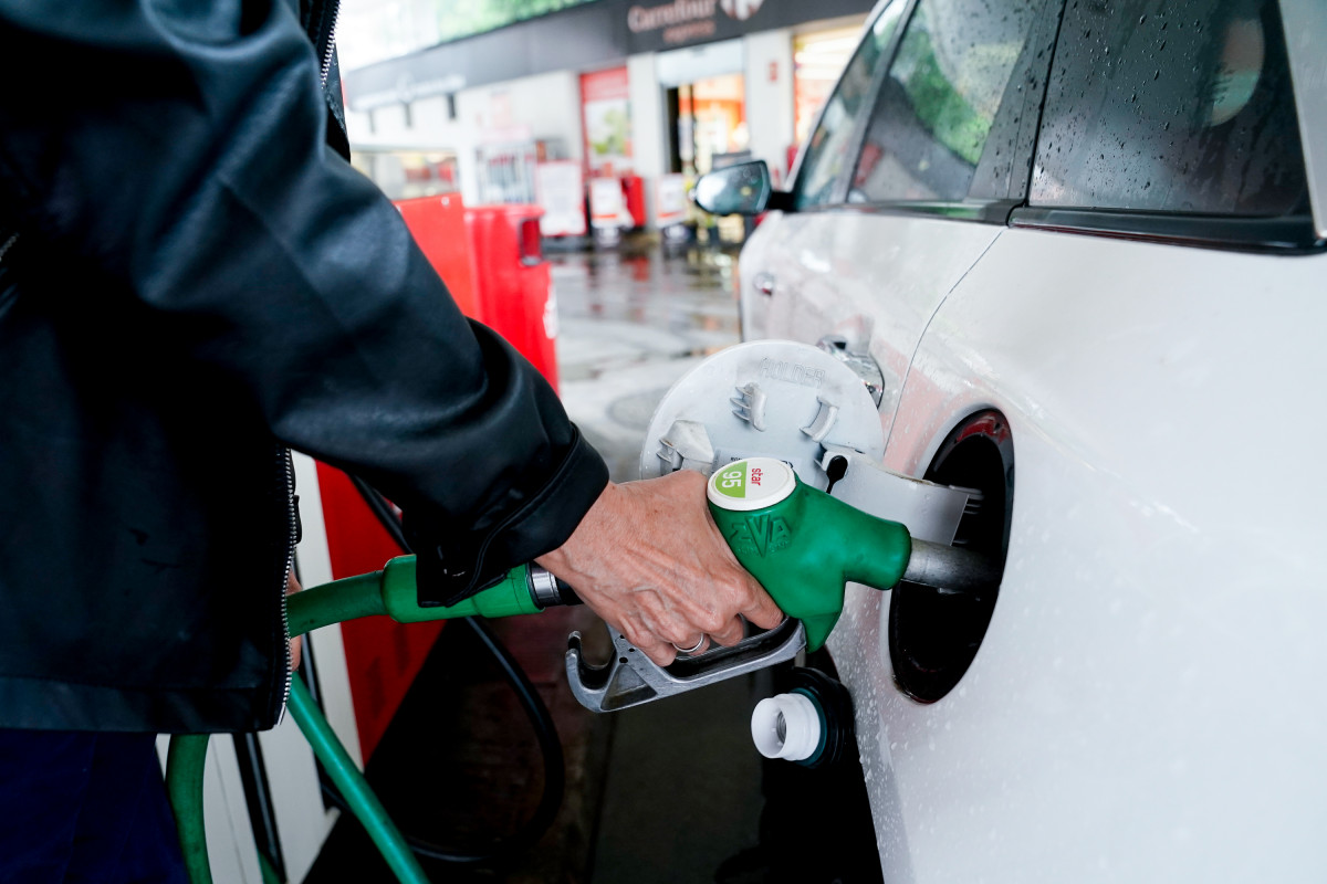 Archivo - Una mujer pone gasolina a su vehículo en una gasolinera, a 17 de junio, en Madrid, (España).