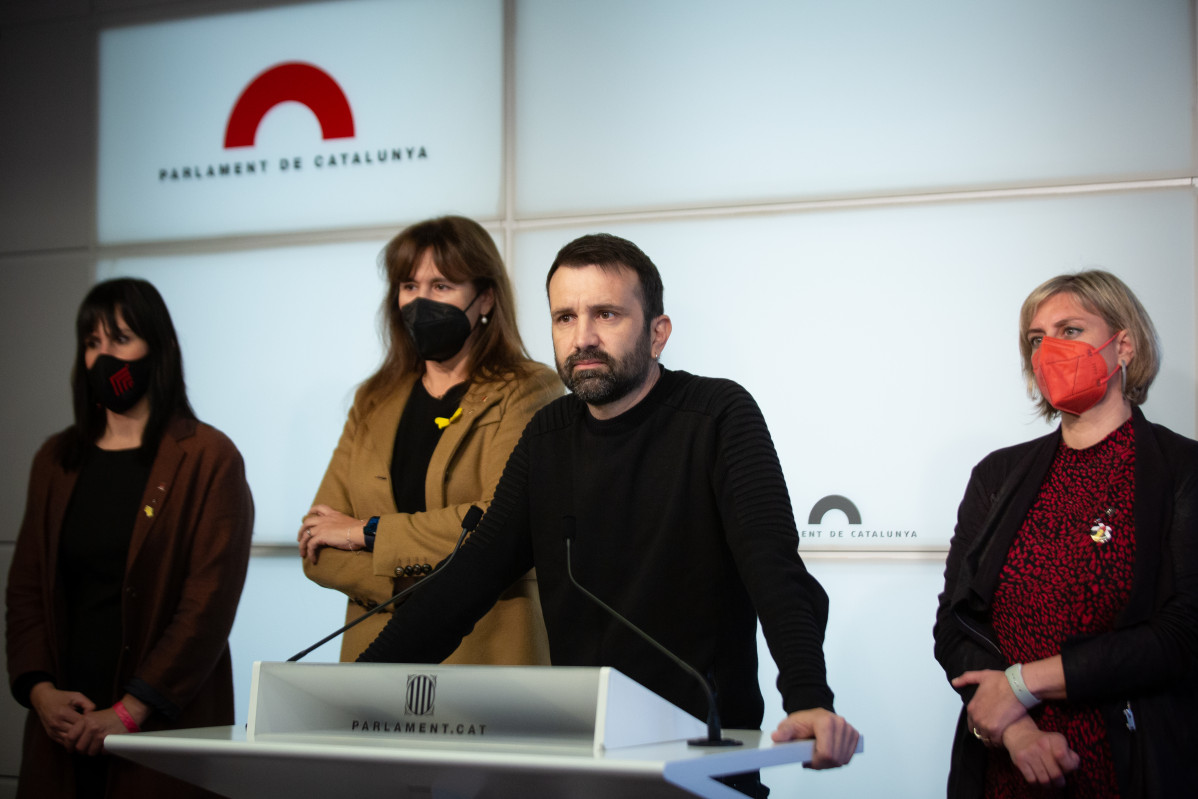 El exdiputado de la CUP Pau Juvillà junto a la presidenta del Parlament, Laura Borràs, la vicepresidenta primera, Alba Vergés (ERC), y la secretaria de la Mesa del Parlament Aurora Madaula (Junts).