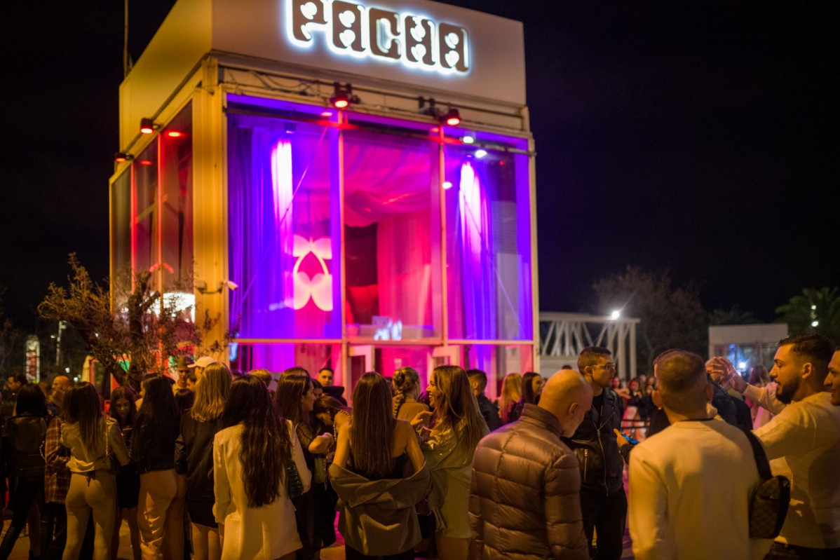 Archivo - Algunas personas hacen cola frente a la discoteca Pacha de Basrcelona en la primera noche de reapertura del ocio nocturno en Catalunya tras meses de restricciones, a 7 de octubre de 2021.