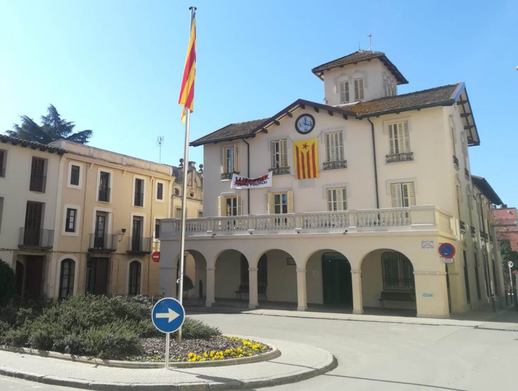 El TSJC ordena a Cardedeu colgar la bandera española y la 'senyera' en el Ayuntamiento