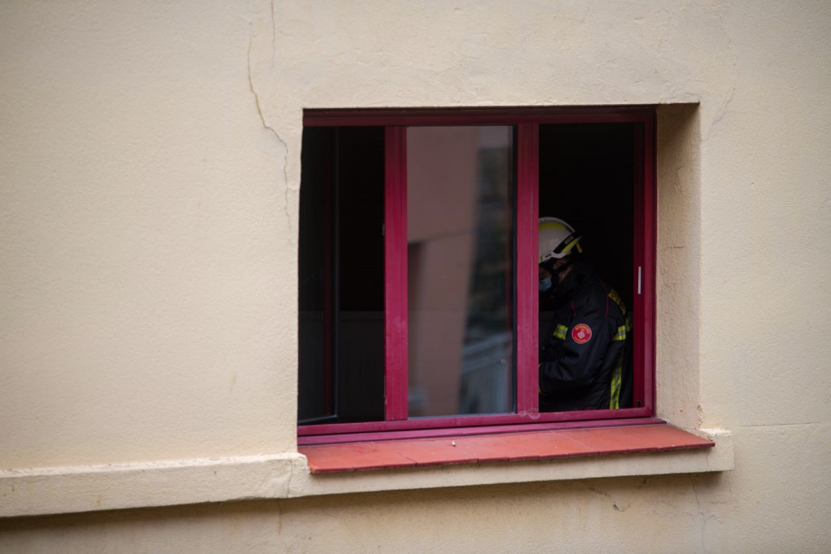 Un bombero trabaja en el incendio del Hotel Coronado de la calle Nou de la Rambla de Barcelona