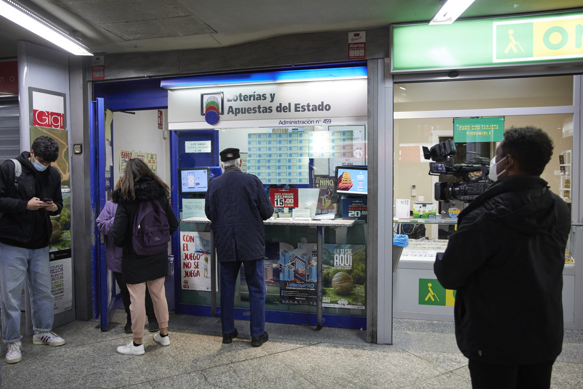 Archivo - Varias personas acuden a la administración situada en la zona del AVE de la Estación de Atocha