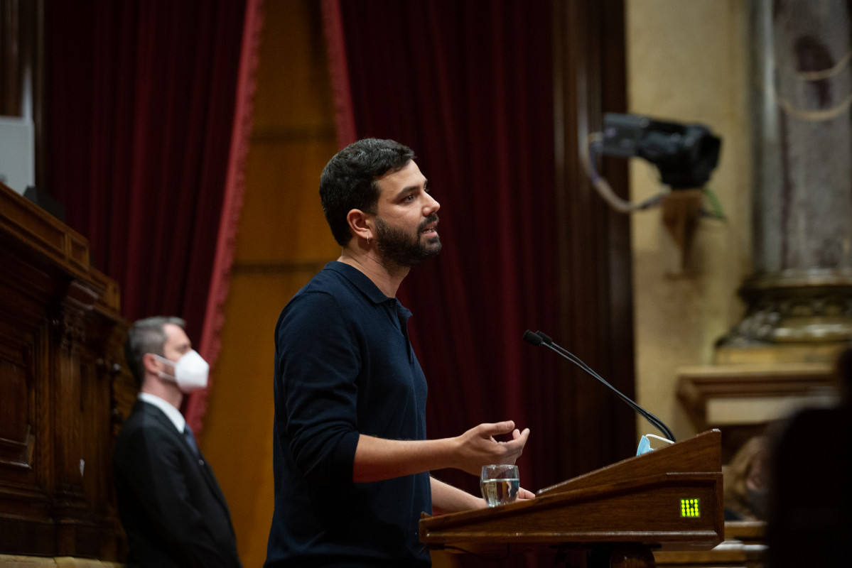 Imagen de archivo - Ruben Wagensberg (ERC) interviene durante una sesión plenaria en el Parlament de Cataluña, a 19 de octubre de 2021, en Barcelona, Cataluña (España).