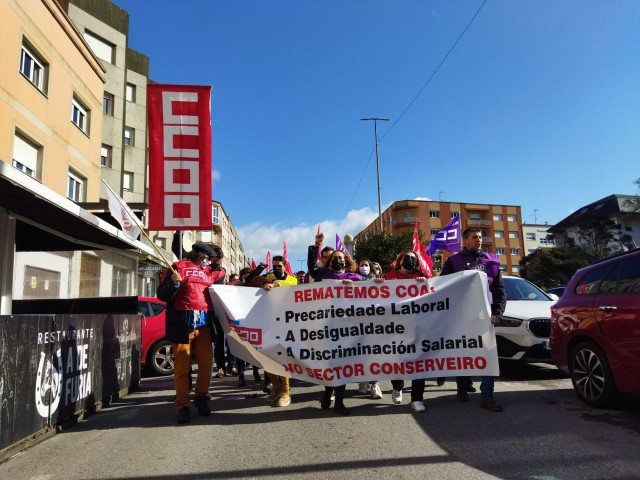 Miles de trabajadores de la conserva protestan por la 