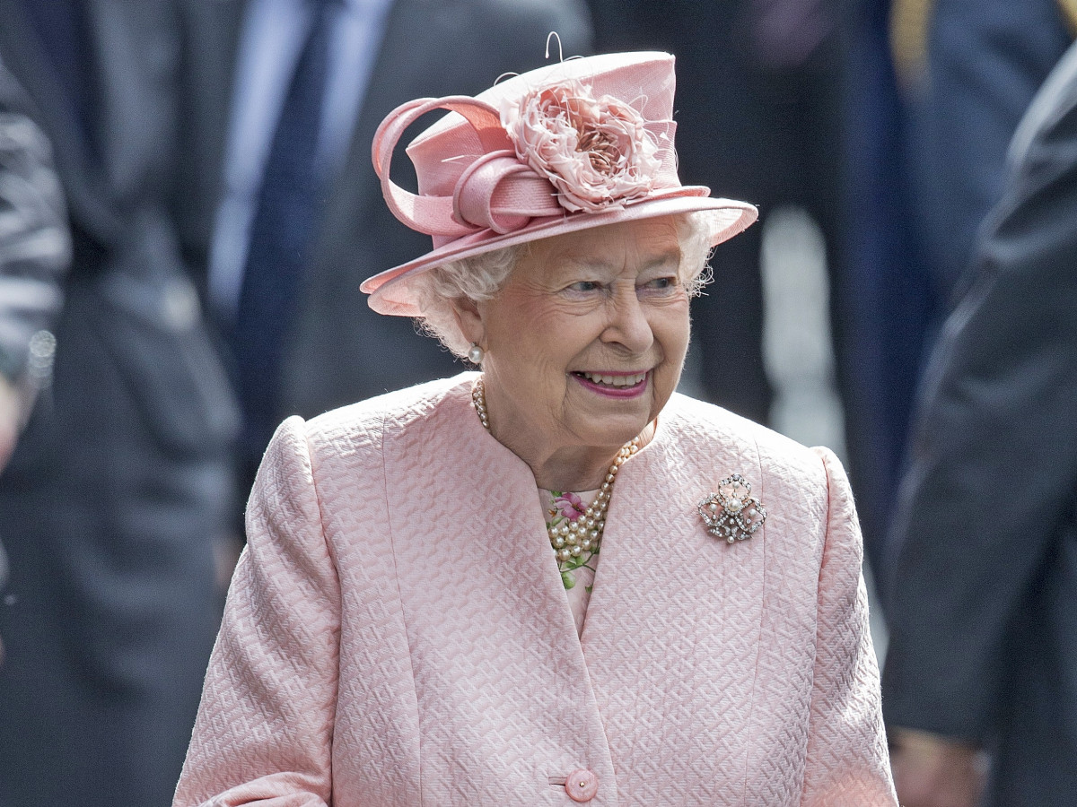 LA REINA ISABEL II DE INGLATERRA VISITA LIVERPOOL