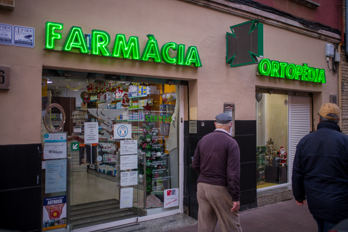 EuropaPress 4174462 varias personas pasan lado farmacia enero 2021 barcelona cataluna espana