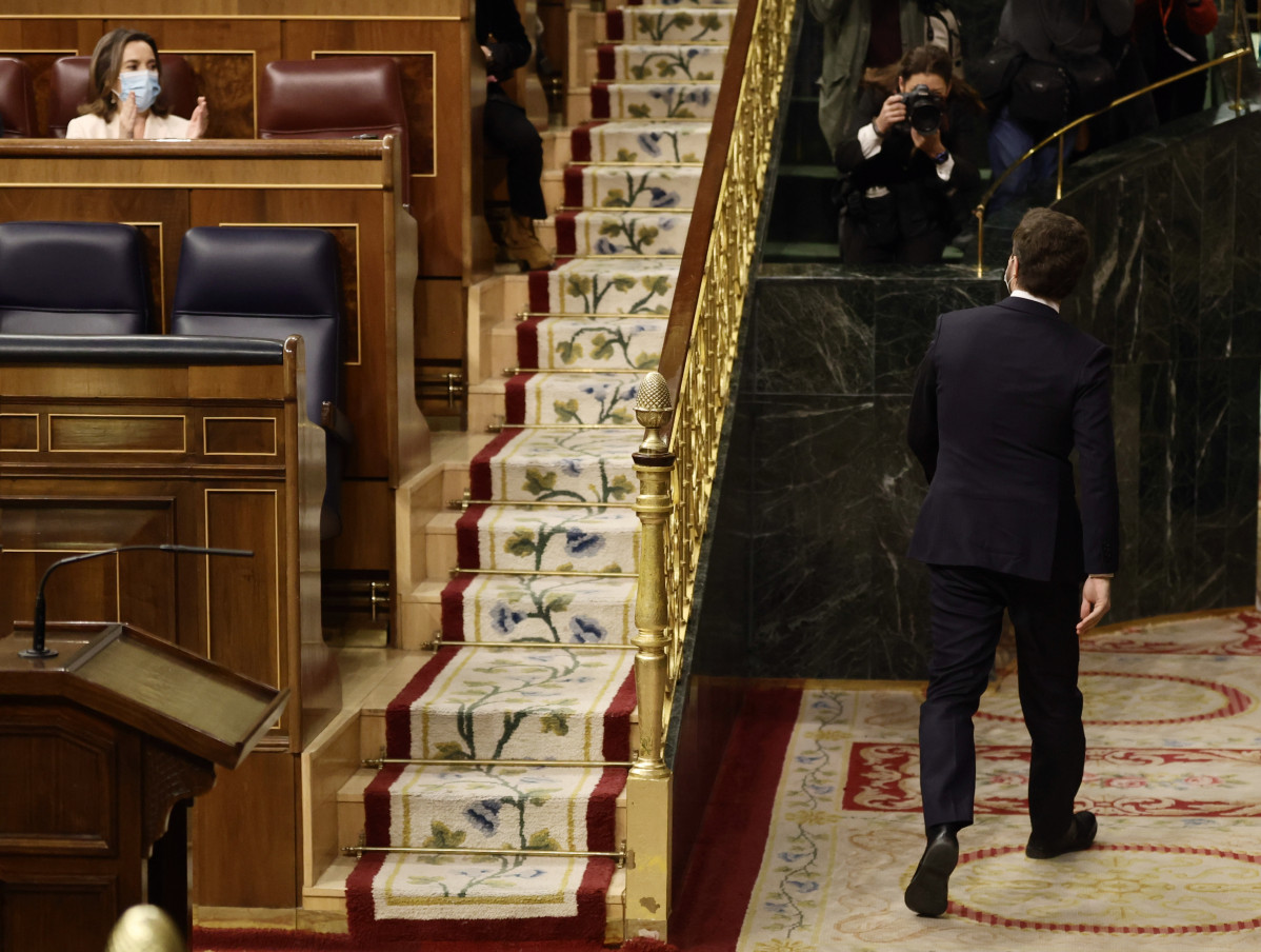 El líder del PP, Pablo Casado, abandonando el Congreso