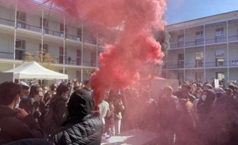 Batalla campal en la UPF ante la expulsión de S'ha Acabat! de un acto
