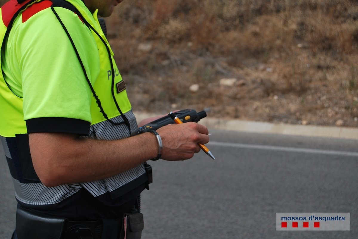 Archivo - Control de Mossos, trànsit, carretera (arxiu)