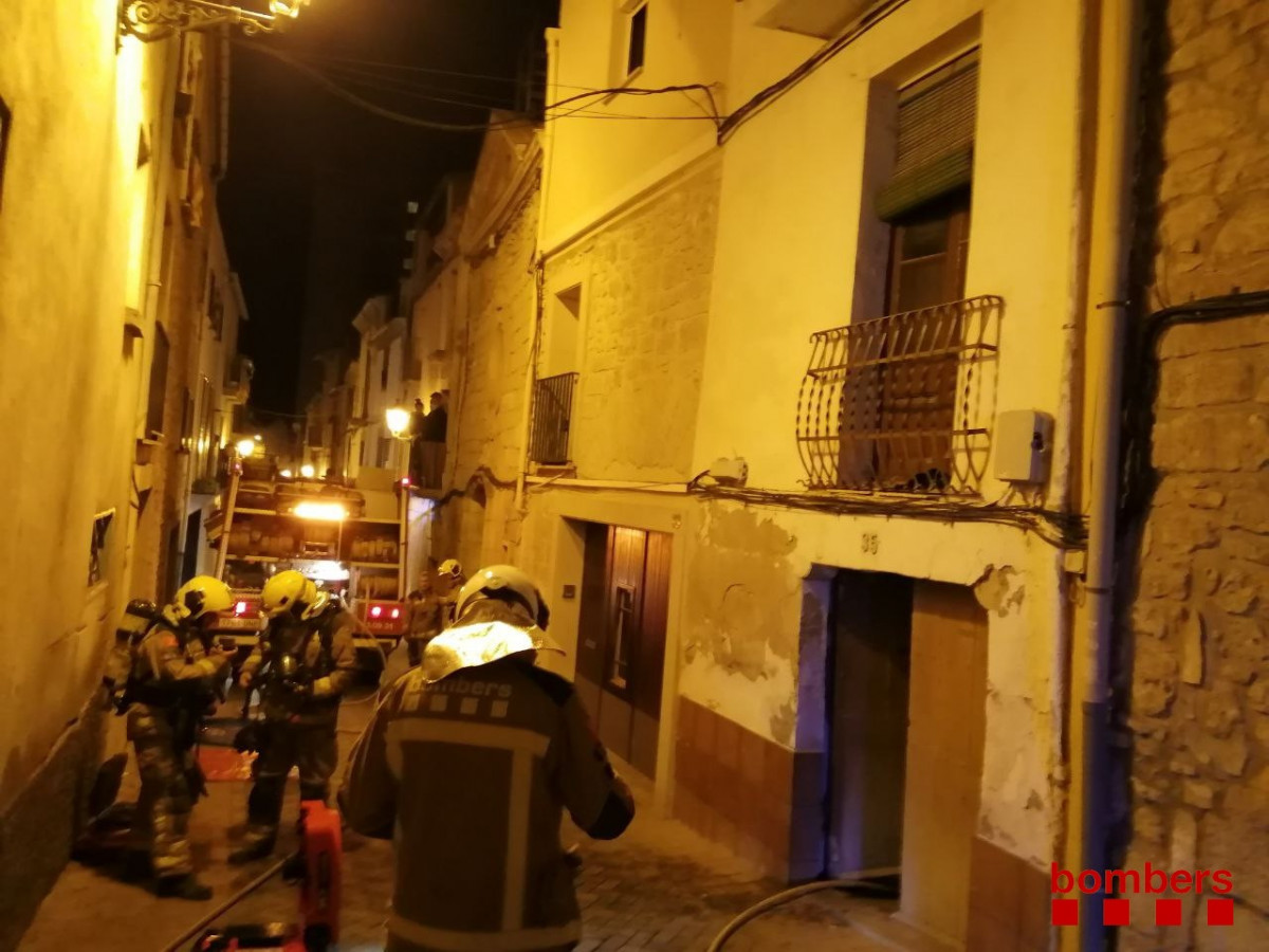 Bombers trabajando en el incendio de una vivienda en les Borges Blanques (Lleida).