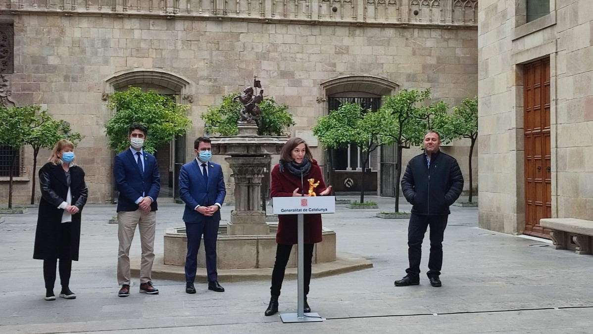 La consellera de Cultura, Natàlia Garriga, junto al vicepresidente Jordi Puigneró; el presidente de la Generalitat, Pere Aragonès, y la cineasta catalana Carla Simón en el Palau de la Generalitat