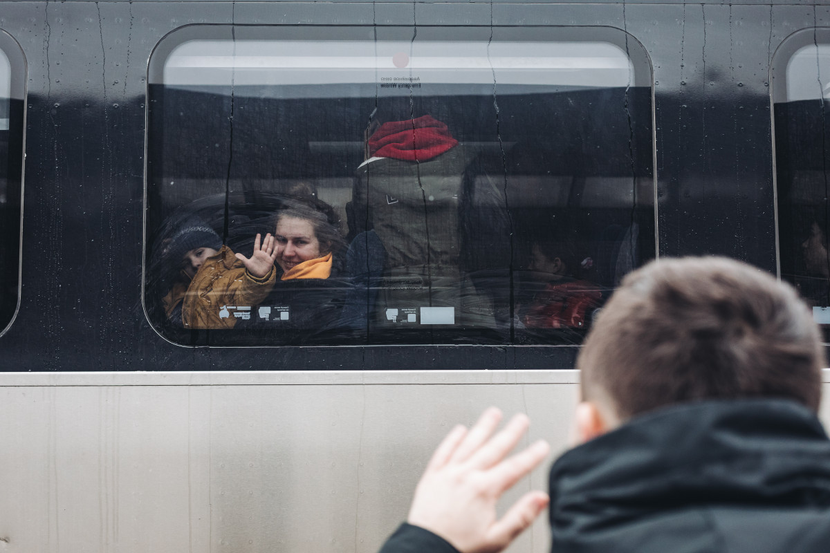 EuropaPress 4283884 padre despide mujer hijo estacion tren kiev marzo 2022 kiev ucrania