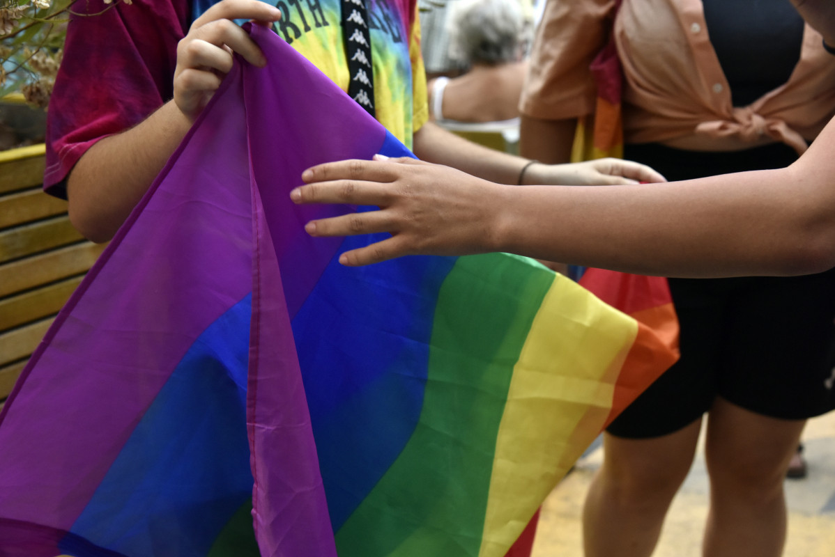Archivo - Dos chicos sostienen la bandera LGTBI