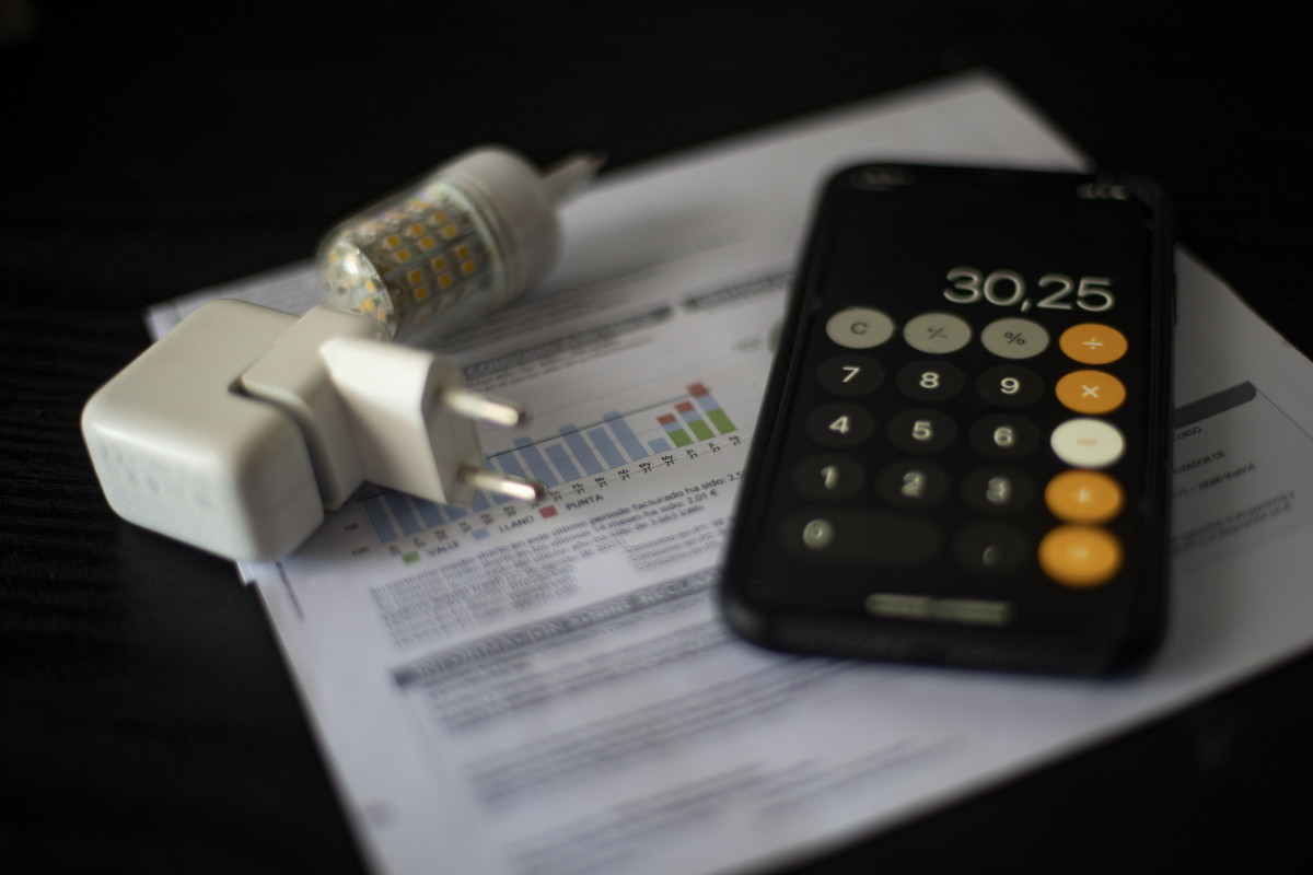 Archivo - Una factura del consumo de luz.