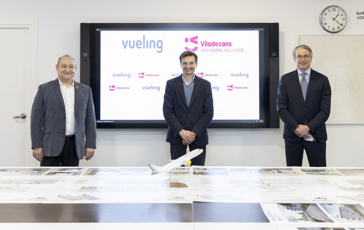 El presidente y consejero delegado de Vueling, Marco Sansavini, junto al alcalde de Viladecans Carles Ruiz, y el presidente de Meridia Capital Partners, Javier Faus.