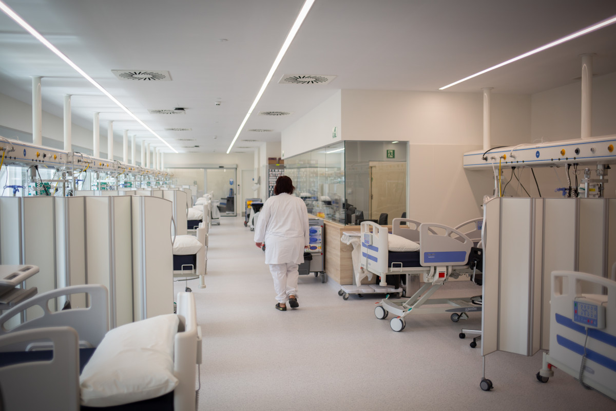 Archivo - Una enfermera en un hospital