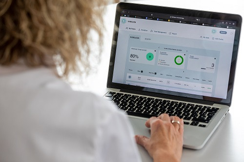 Profesional consultando los datos
