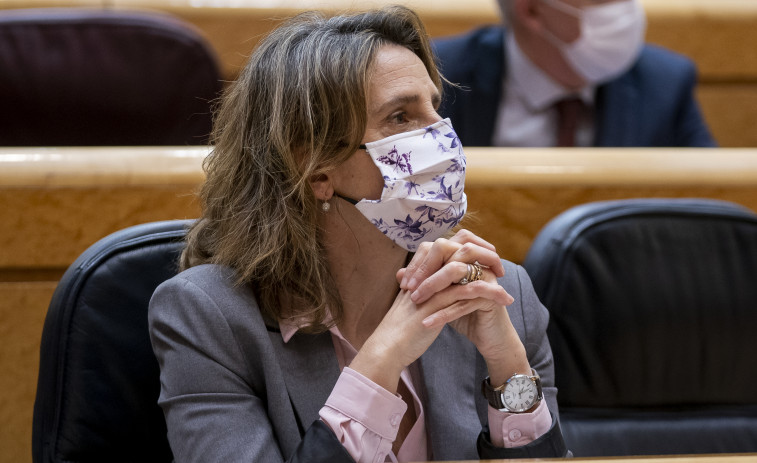 Teresa Ribera plantea intervenir el mercado eléctrico al margen de Europa 'si no hay respuesta a tiempo'