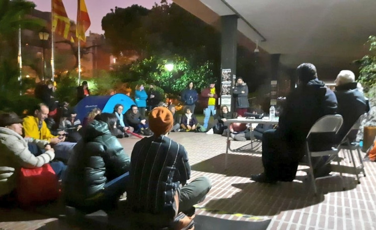 Un grupo de manifestantes acampa frente a la Conselleria de Educación