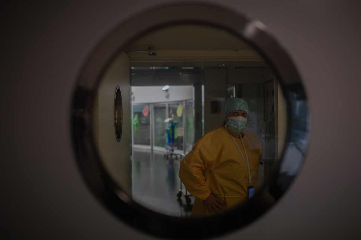 Archivo - Un trabajador sanitario protegido en la Unidad de Cuidados Intensivos en una imagen de archivo.