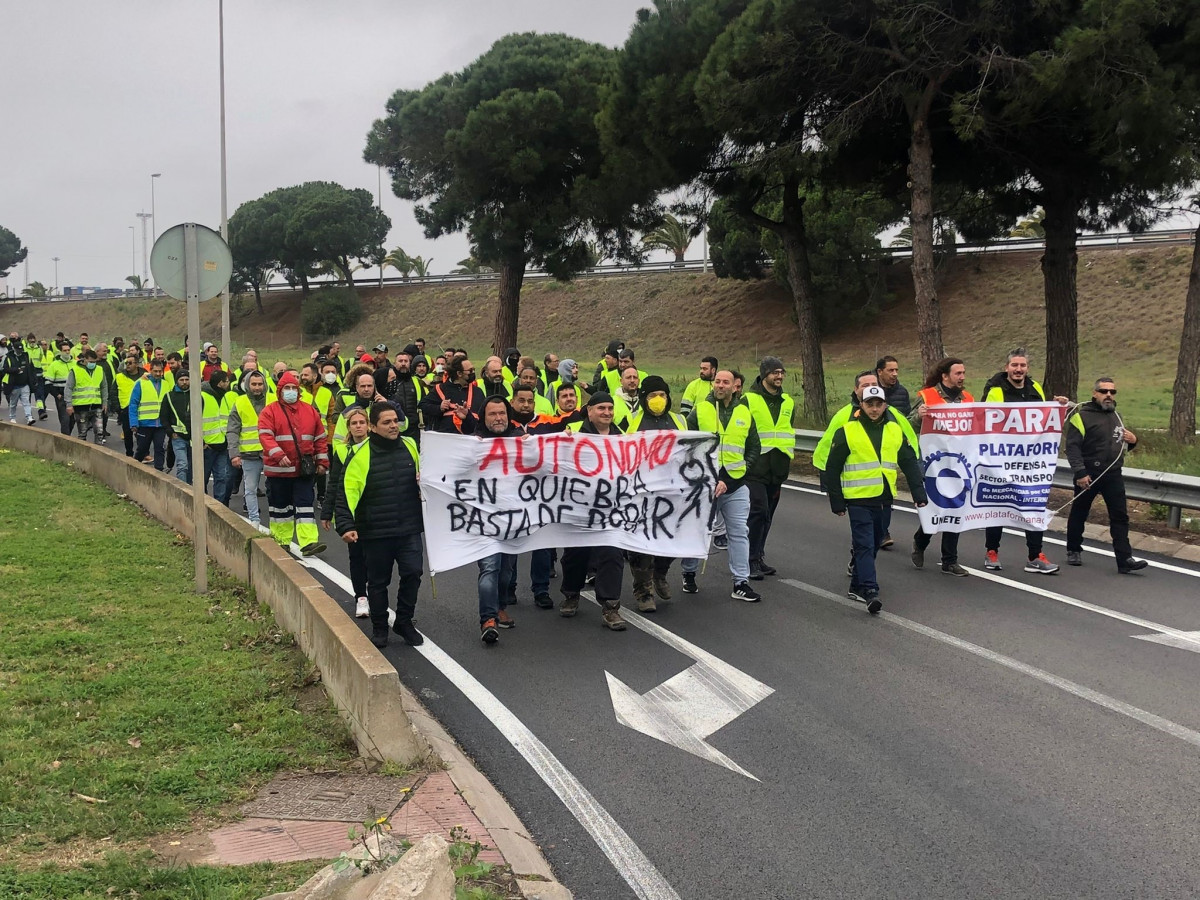 Manifestación de transportistas cortando la Ronda Litoral de Barcelona.