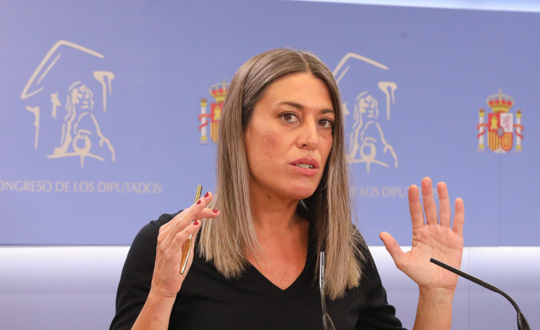 VÍDEO: Miriam Nogueras (Junts) aparta la bandera de España en el Congreso