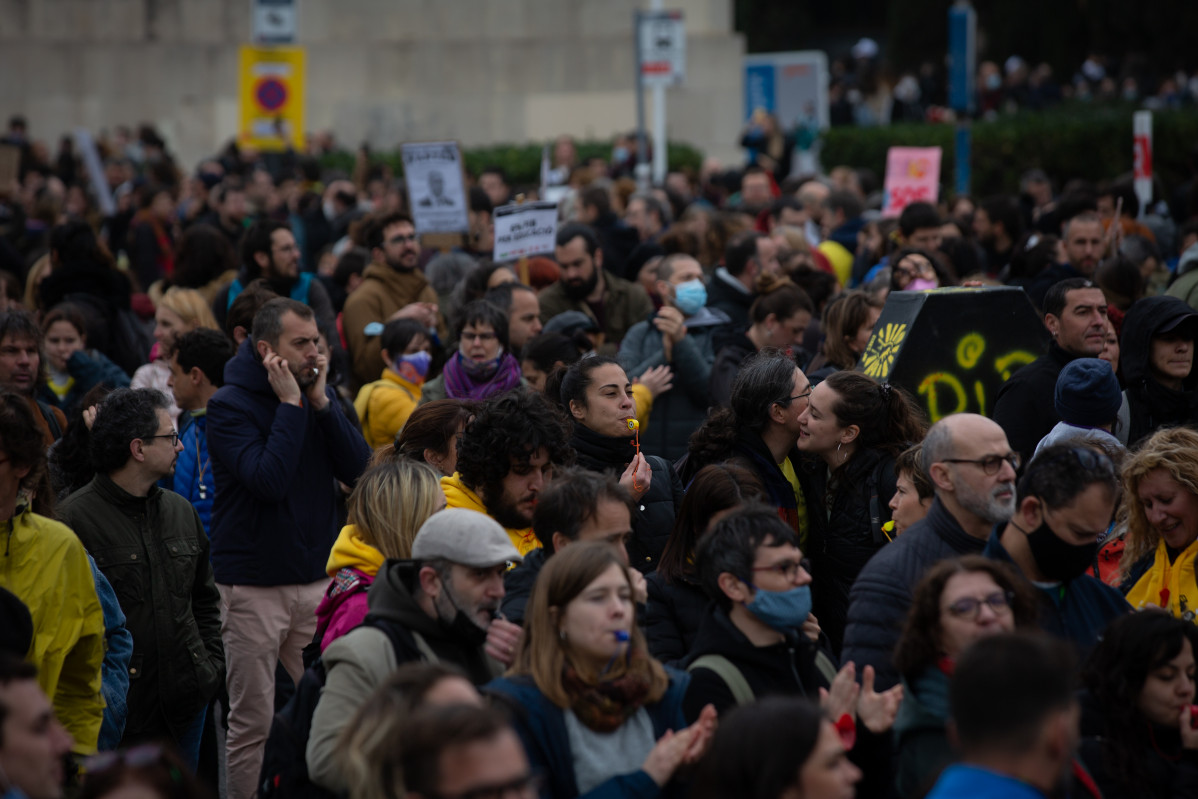 Varios manifestantes, con pancartas y banderas sindicales, marchan desde la estació de Sants, durante el segundo día de huelga educativa en Cataluña, a 16 de marzo de 2022, en Barcelona, Catalunya 