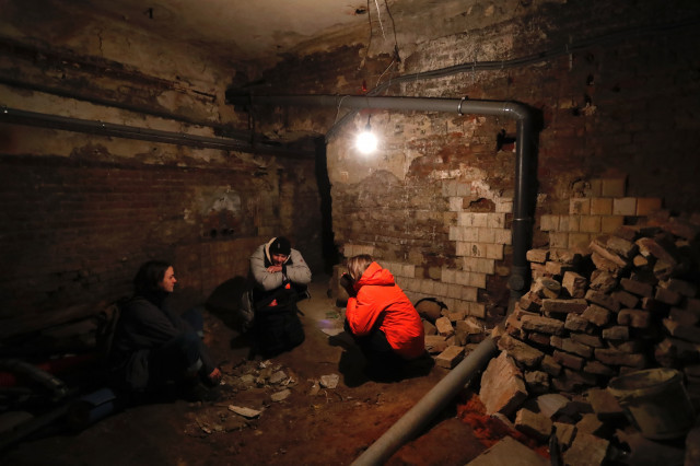 EuropaPress 4308953 11 marzo 2022 lviv ucrania tres ucranianos permanecen dentro refugio