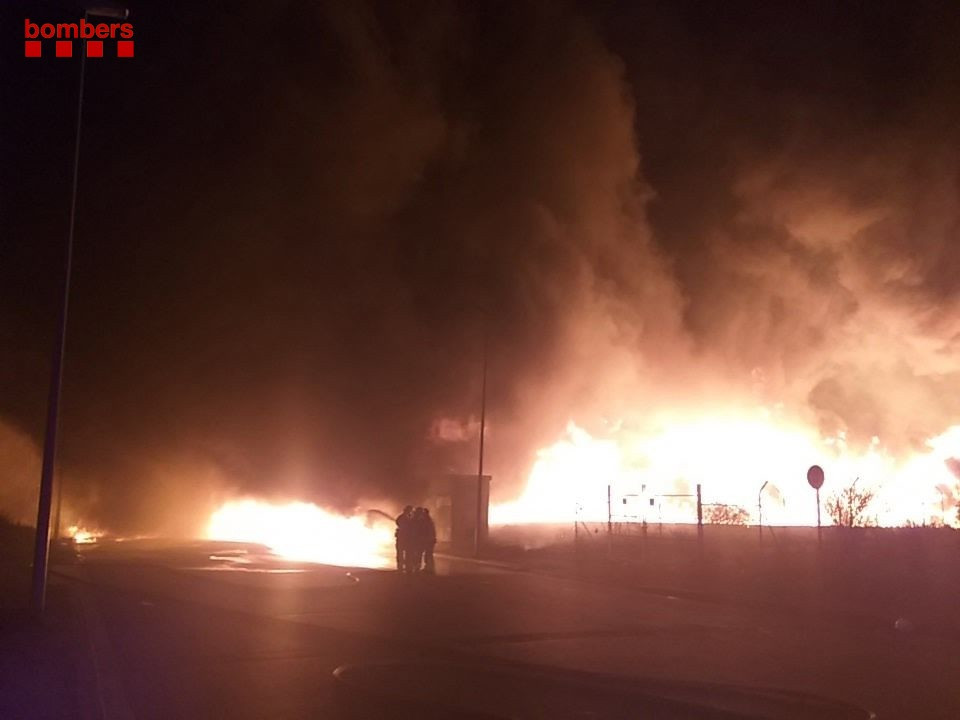 Imagen de las llamas que afectan a naves industriales en Montornès del Vallès (Barcelona)