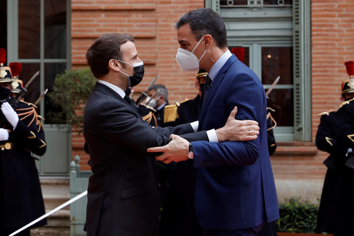 EuropaPress 3607045 presidente gobierno pedro sanchez saluda presidente republica francesa
