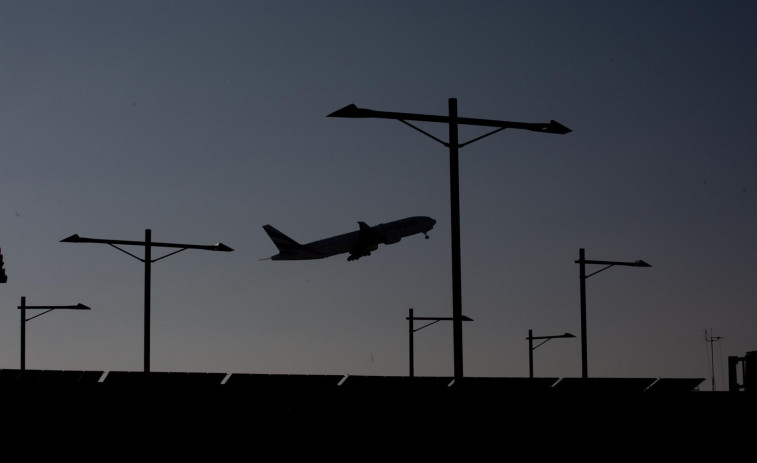 Un borracho mea sobre una mujer en pleno vuelo
