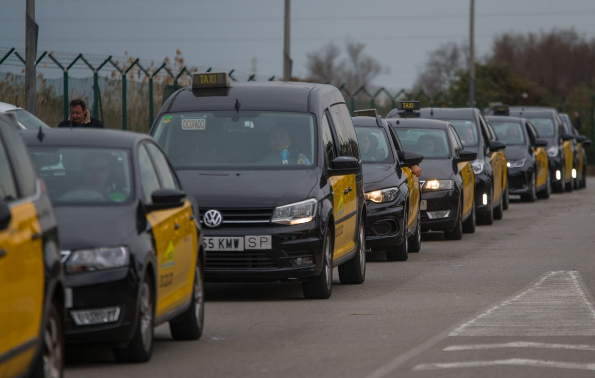 EuropaPress 4336281 taxists marcha lenta aeropuerto barcelona parlament