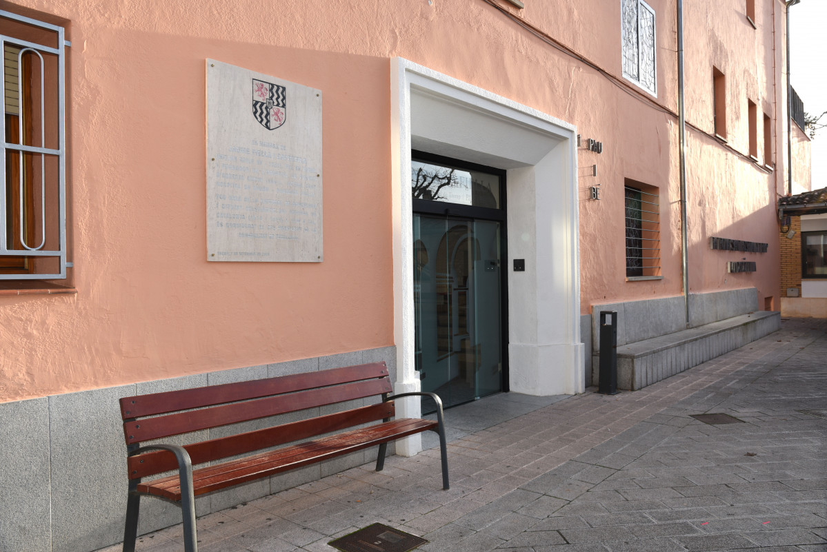 Fachada de la residencia de ancianos Sant Hospital de Tremp (Pallars Jussà), en Lleida, Catalunya (España), a 23 de diciembre de 2020. El fiscal de Lleida quiere investigar a este geriátrico por la