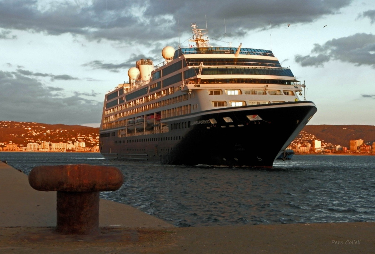 El crucero Zamara Pursuit llegando a Palamós (Girona)