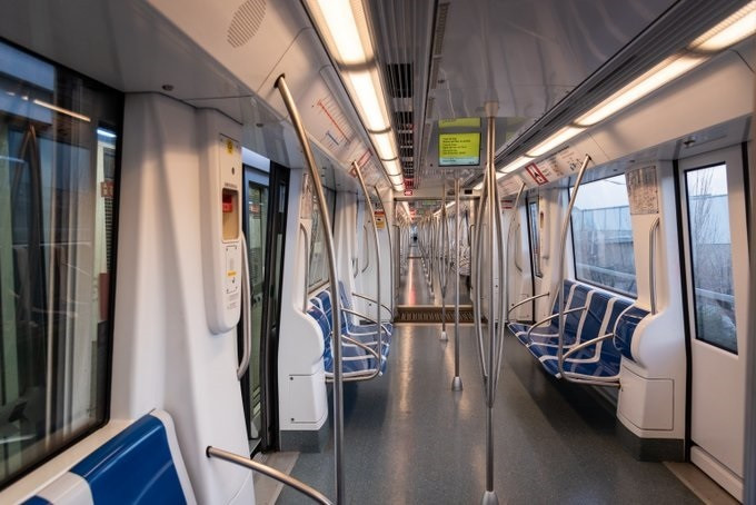 Archivo - Un vagón de Metro de Barcelona vacío en la cuarta semana de decreto de estado de alarma por el coronavirus
