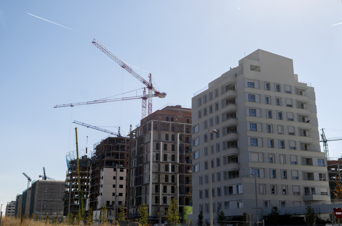 EuropaPress 4037828 gruas zona construccion edificios 27 octubre 2021 madrid espana sector