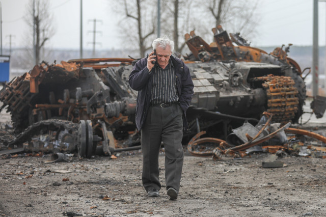 EuropaPress 4356526 01 april 2022 ukraine kharkiv man talking over his phone while walks past