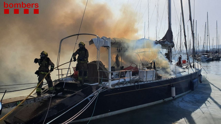 Los Bombers trabajan en el incendio de un barco en el Puerto de Badalona