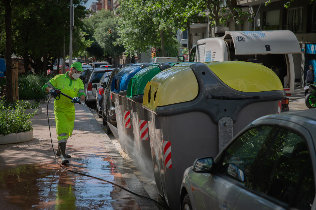 Archivo - Un operario de limpieza del servicio municipal desinfecta un contenedor amarillo de basura tras la reincorporación de 1.000 operarios de limpieza durante la fase 0 de la desescalada en la c