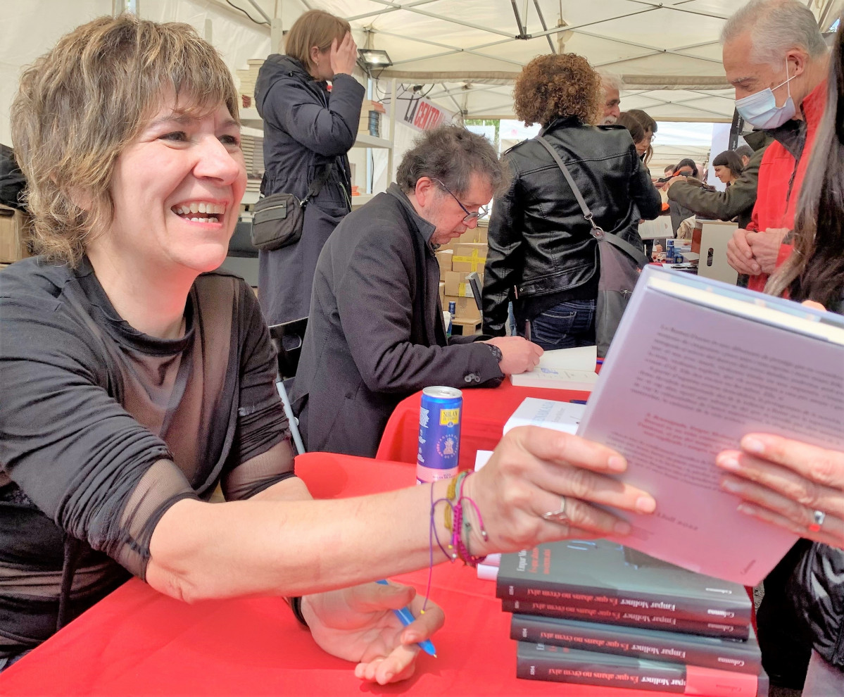 La escritora Empar Moliner durante su firma de libros en el día de Sant Jordi 2022 en Barcelona