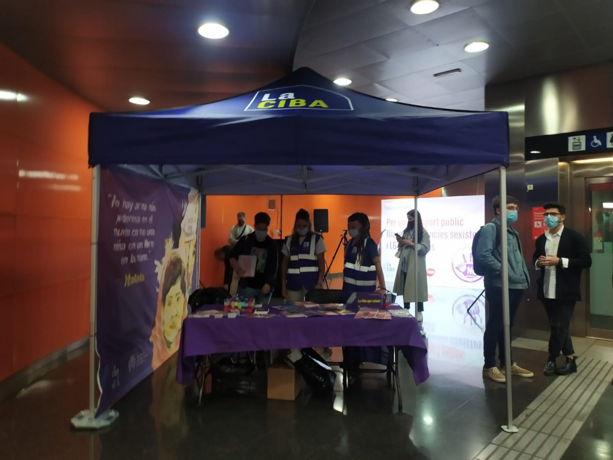 TMB tendrá 'agentes violetas' contra el acoso sexual y la LGTBIfobia en el Metro desde el lunes y 'puntos violeta' con motivo de eventos masivos.