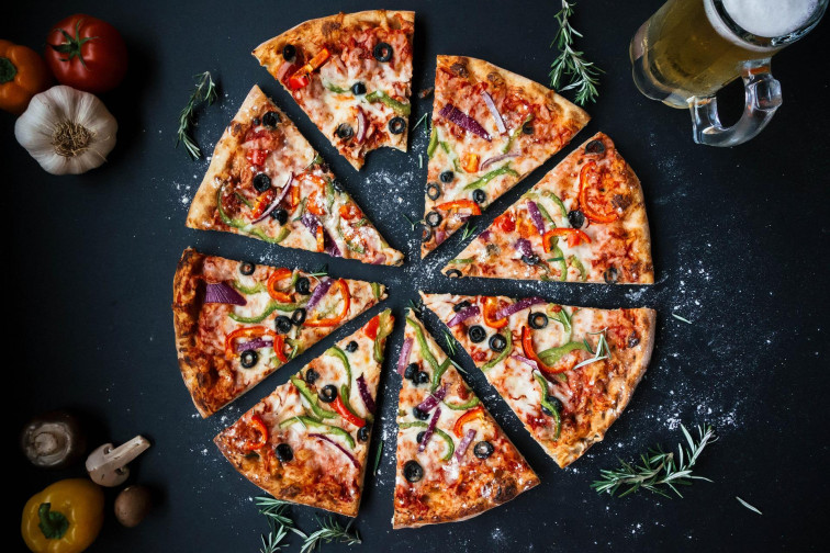 Va a cenar a una pizzería y le niegan la entrada porque no tiene acompañante