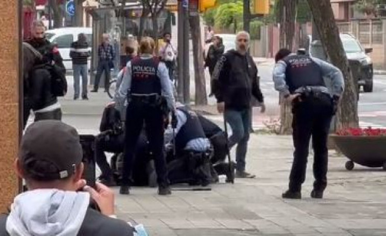 Un mosso detiene a un atracador armado disparándole en una pierna en Lleida