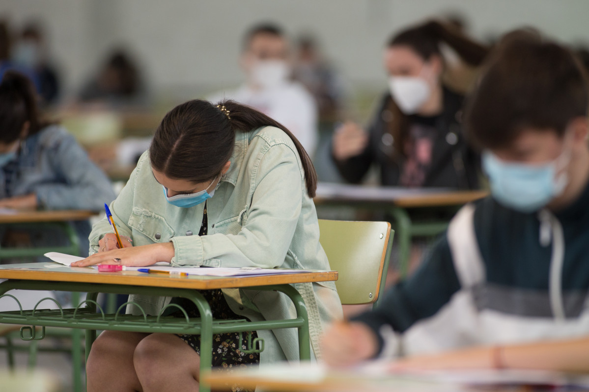 Estudiantes de bachillerato realizan en el IES Vilar Ponte los exámenes Selectividad o Pruebas de Acceso a la Universidad –PAU o ABAU-