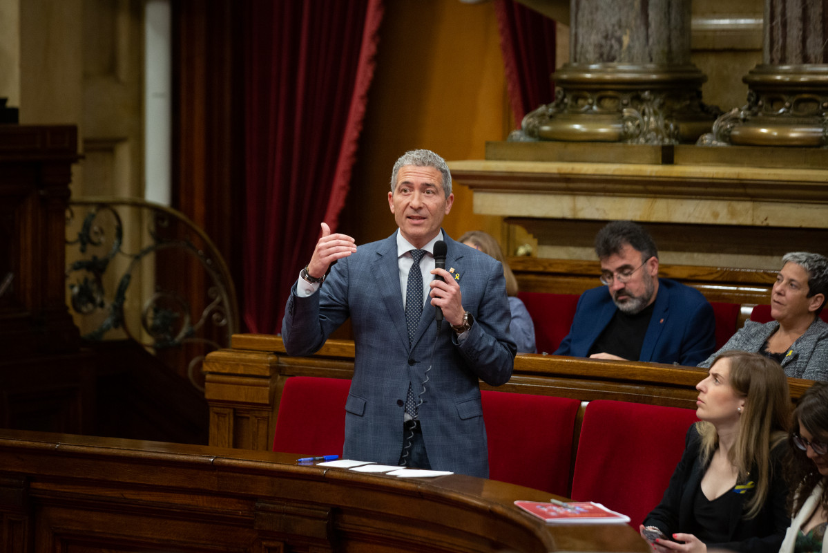 El conseller de Educación de la Generalitat, Josep Gonzàlez-Cambray, interviene en una sesión plenaria en el Parlament.