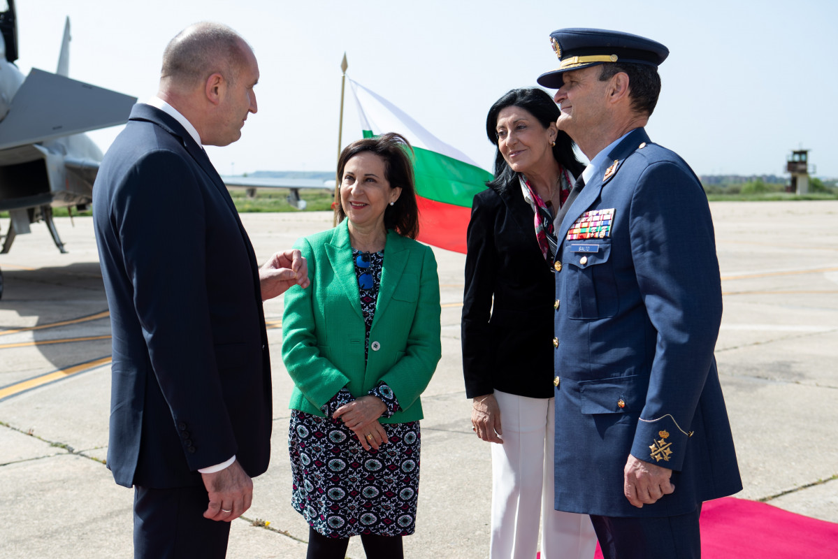 EuropaPress 4415382 ministra defensa margarita robles junto presidente bulgaria rumen radev