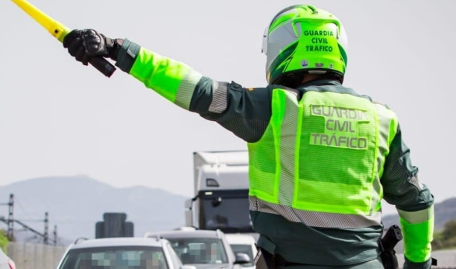 Archivo - Agente de Guardia Civil de Tráfico, en una imagen de archivo