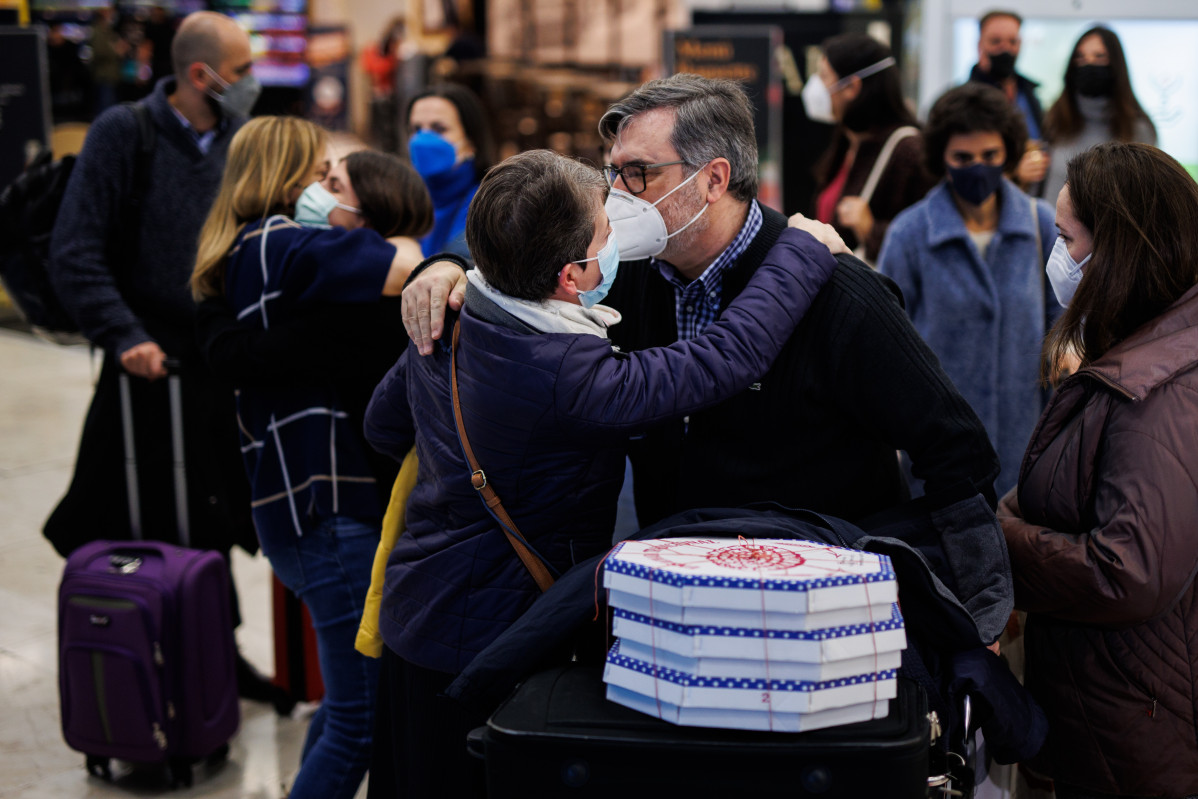 EuropaPress 4169164 varios pasajeros son recibidos allegados terminal aeropuerto adolfo