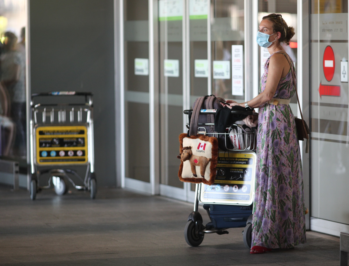 EuropaPress 3215417 mujer protegida mascarilla llega equipaje terminal t1 aeropuerto adolfo