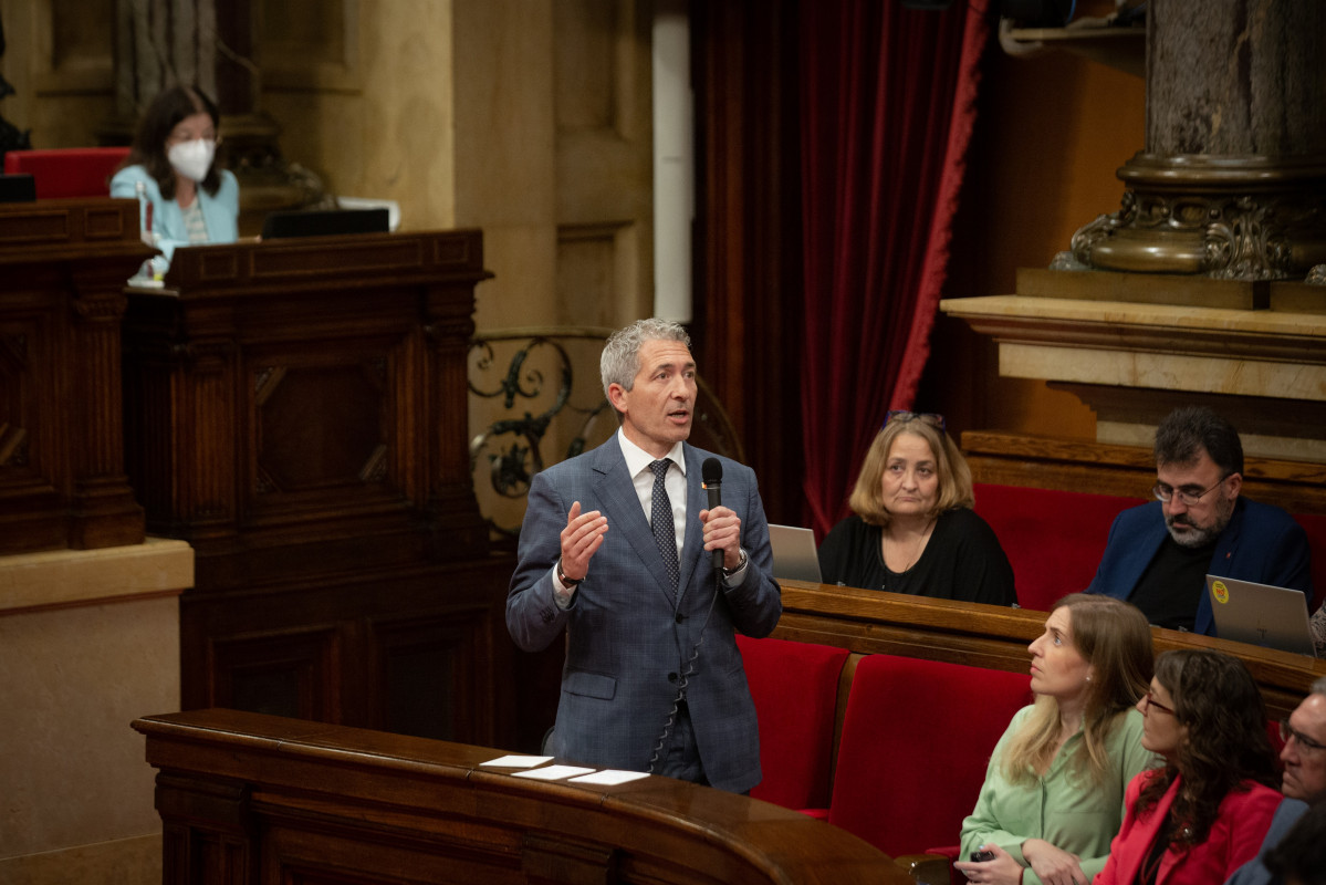 El conseller de Educación de la Generalitat, Josep Gonzàlez-Cambray, en el pleno del Parlament el 11 de mayo.